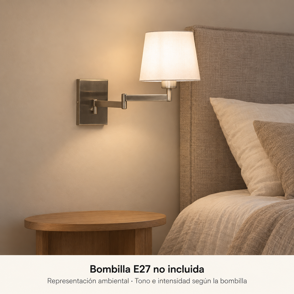 Aplique articulado encendido en dormitorio, representación ambiental con bombilla E27 no incluida