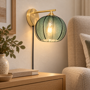 Aplique de pared con pantalla de cristal verde y metal E27, vista en ambiente instalado