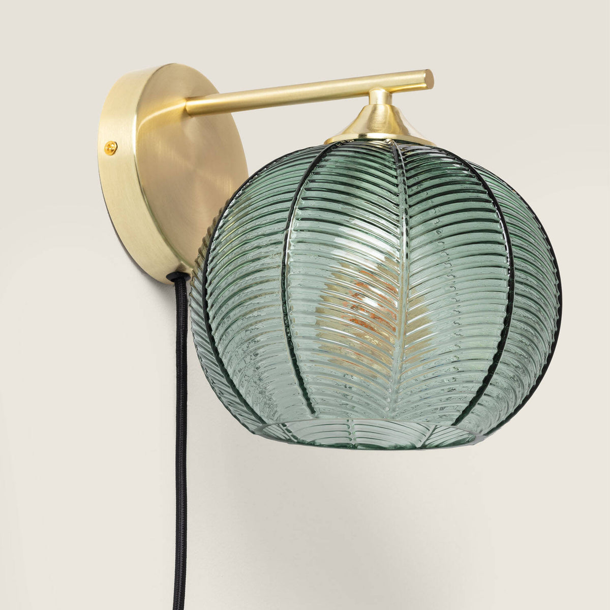 Aplique apagado con pantalla de cristal verde acanalado y soporte dorado