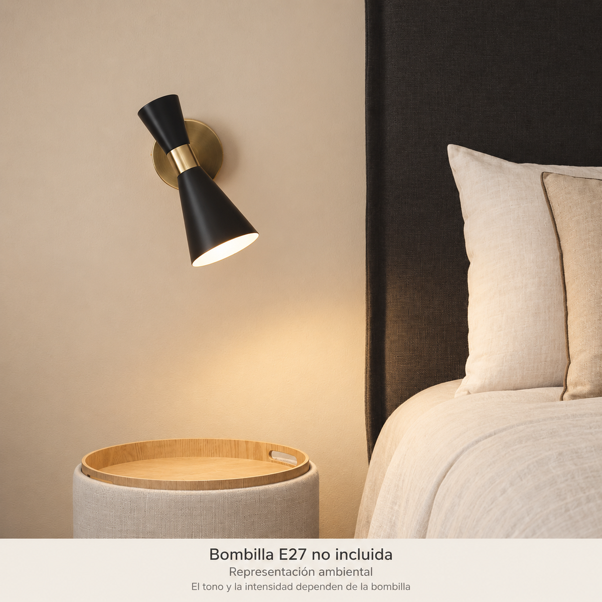 Aplique negro y dorado orientable de doble cono E27, encendido: representación ambiental