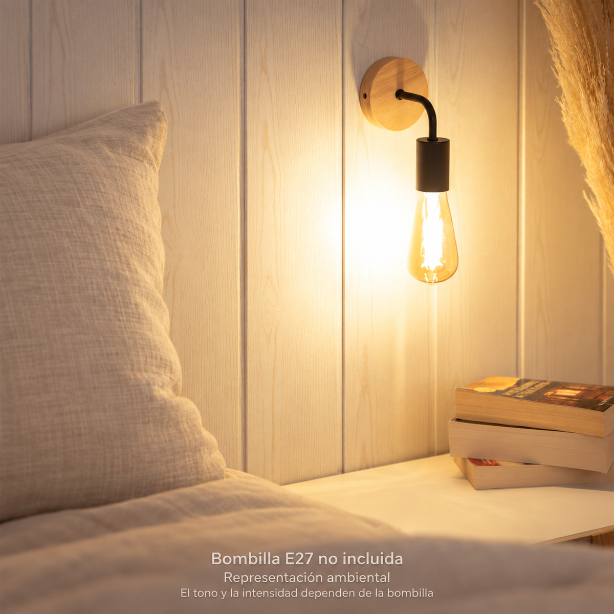 Aplique de madera natural y metal negro para bombilla E27 vista, encendido: representación ambiental