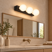 Aplique de baño negro con tres casquillos E27, vista en ambiente instalado