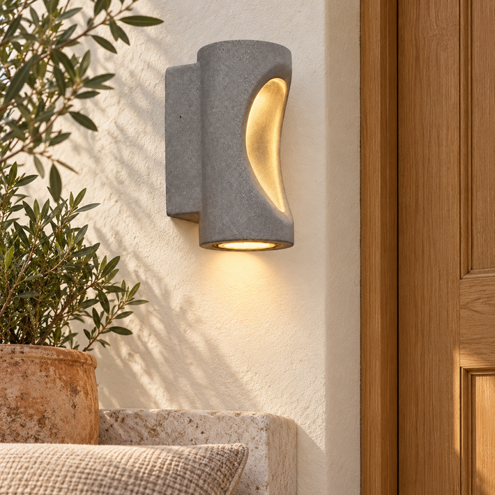 Aplique exterior de cemento gris con LED 12 W 3000 K regulable, vista en ambiente instalado
