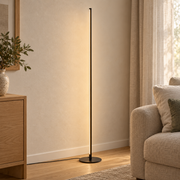 Lámpara de pie LED lineal negra de aluminio 27W 3000K, instalado en ambiente