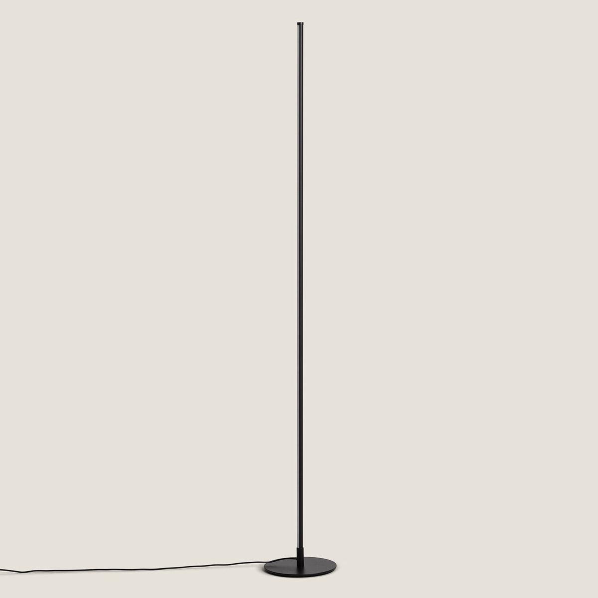 Lámpara de pie lineal negra apagada, con base circular y cable