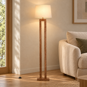 Lámpara de pie de madera de mango natural con pantalla E27, instalado en ambiente