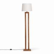 Lámpara de pie de madera natural con estructura rectangular abierta y pantalla blanca