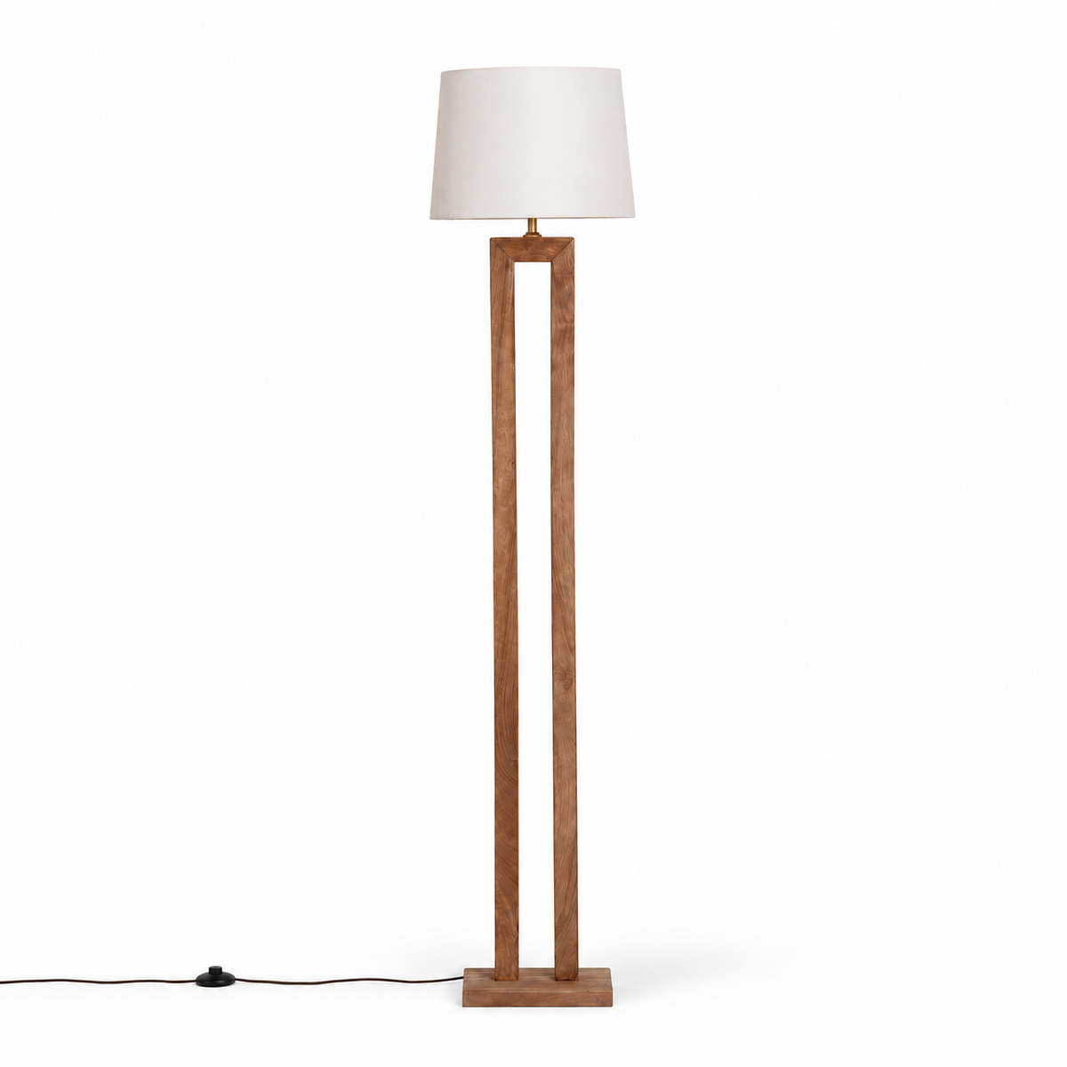 Lámpara de pie de madera natural con estructura rectangular abierta y pantalla blanca