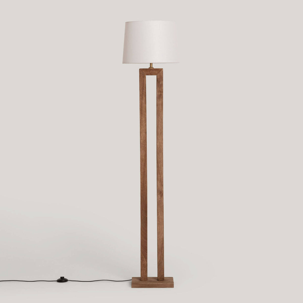 Lámpara de pie de madera natural apagada con pantalla blanca