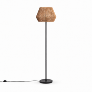 Lámpara de pie negra con pantalla geométrica de papel trenzado natural y base circular