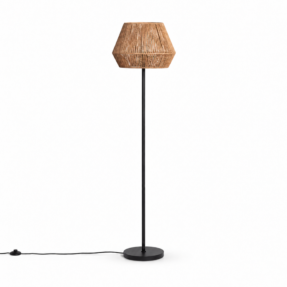 Lámpara de pie negra con pantalla geométrica de papel trenzado natural y base circular