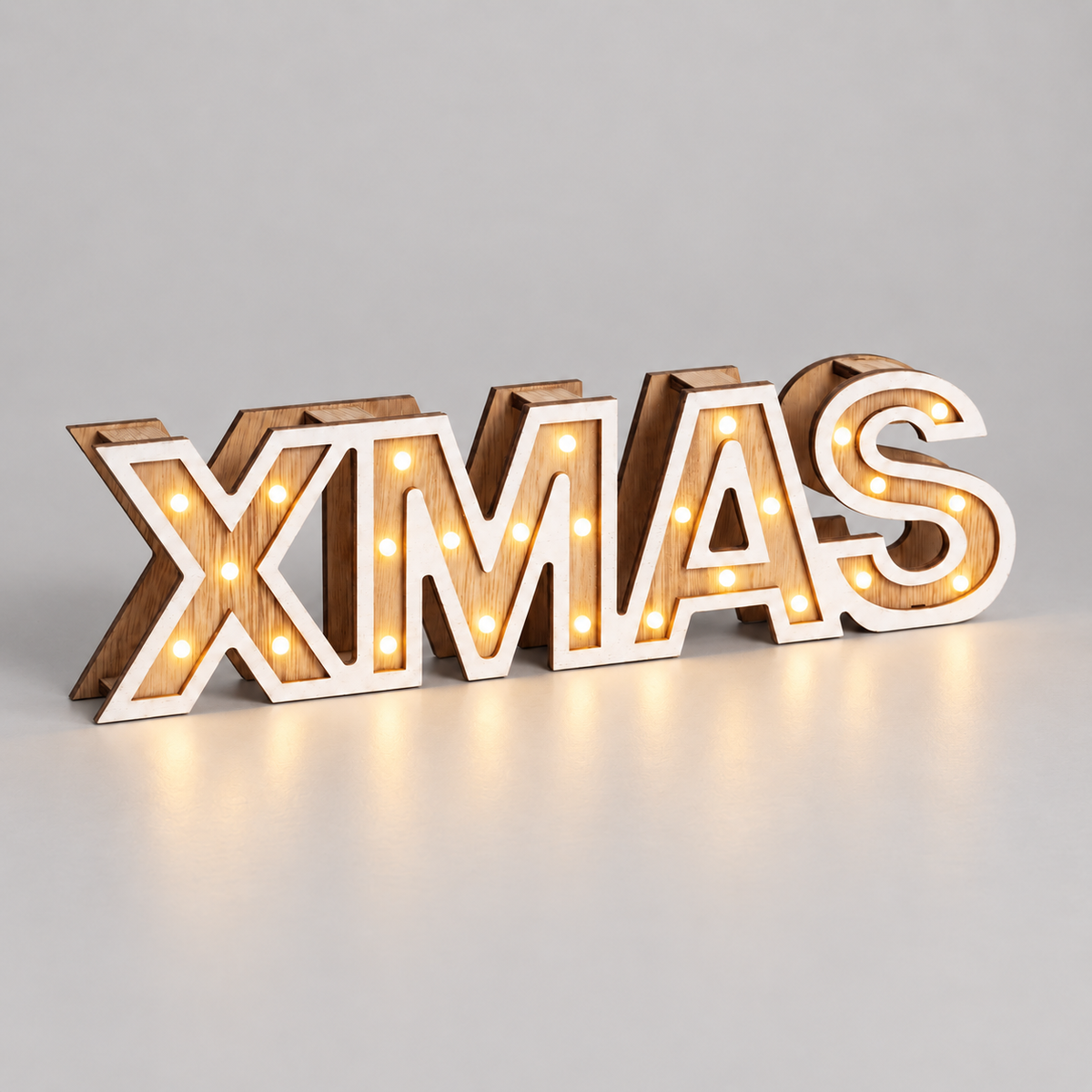 Rótulo navideño de madera con 26 LED cálidos a pilas, luz encendida