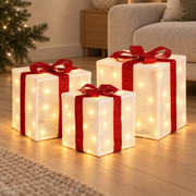 Set de 3 regalos navideños blancos y rojos con 90 LED cálidos, vista en ambiente instalado
