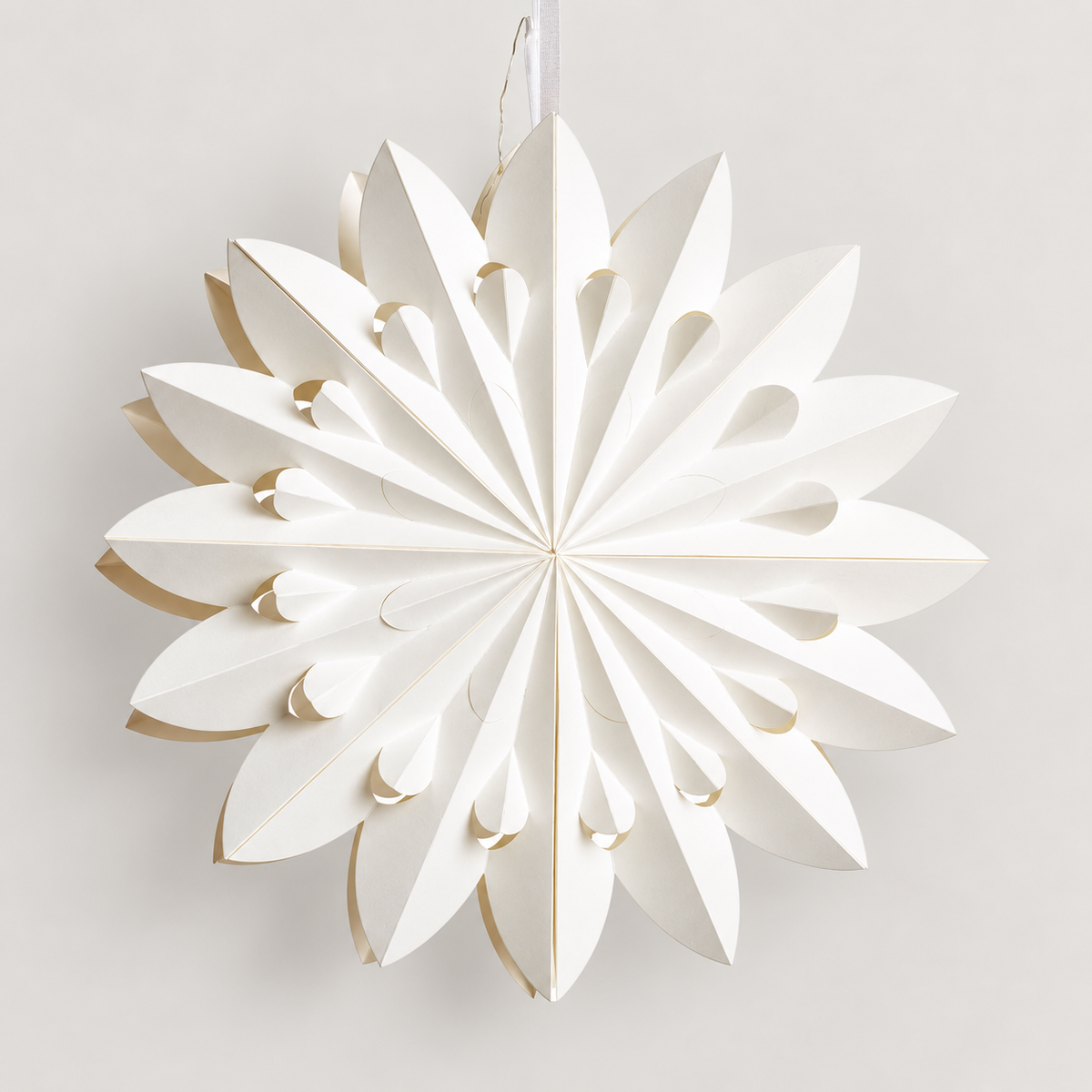 Estrella colgante de papel blanco con LED integrados, vista completa