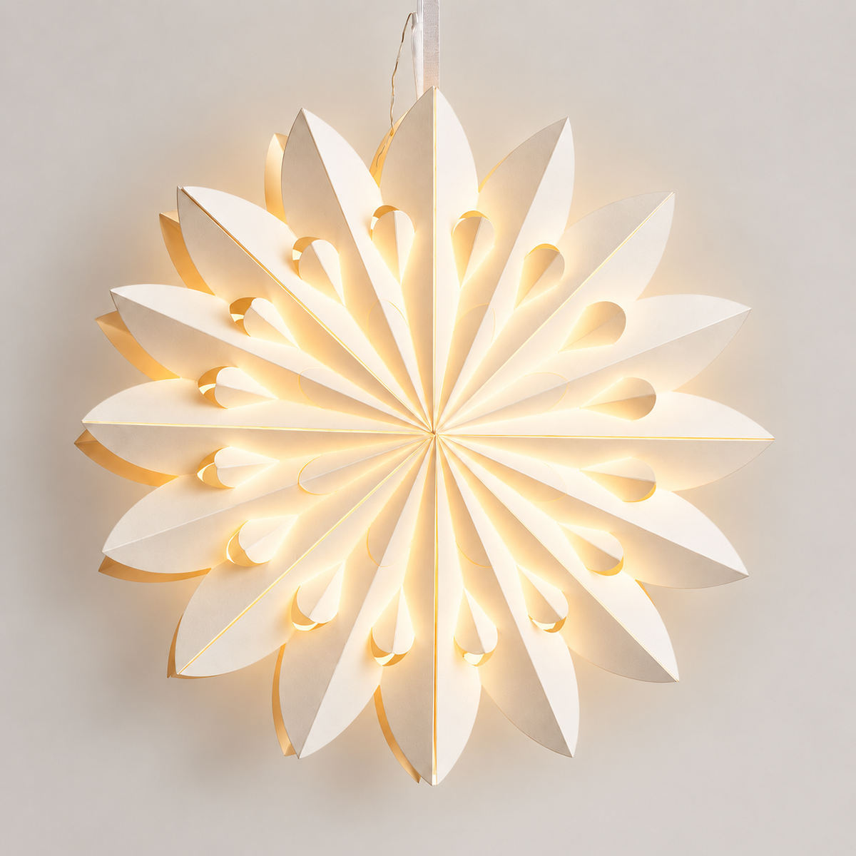 Estrella navideña plegada de papel blanco con 20 LED cálidos, luz encendida