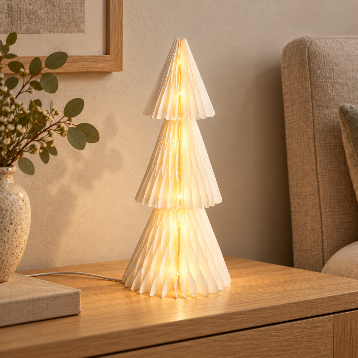 Árbol navideño de papel plegado blanco con 8 LED 3000K, vista en ambiente instalado