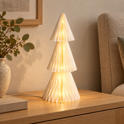 Árbol navideño de papel plegado blanco con 8 LED 3000K, vista en ambiente instalado