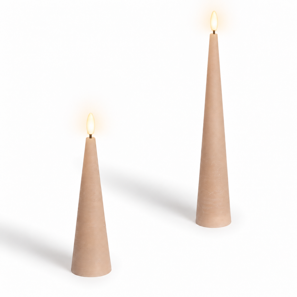 Set de 2 velas navideñas LED cónicas de cera beige, luz encendida