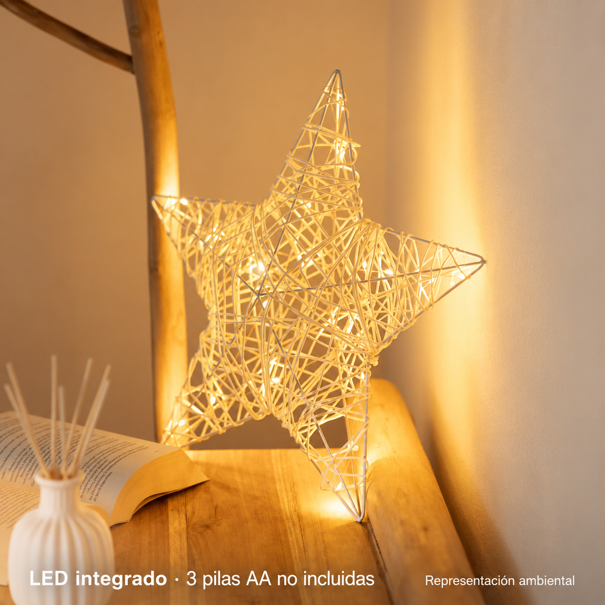 20066 Estrella LED encendida en interior, tres pilas AA no incluidas, representación ambiental