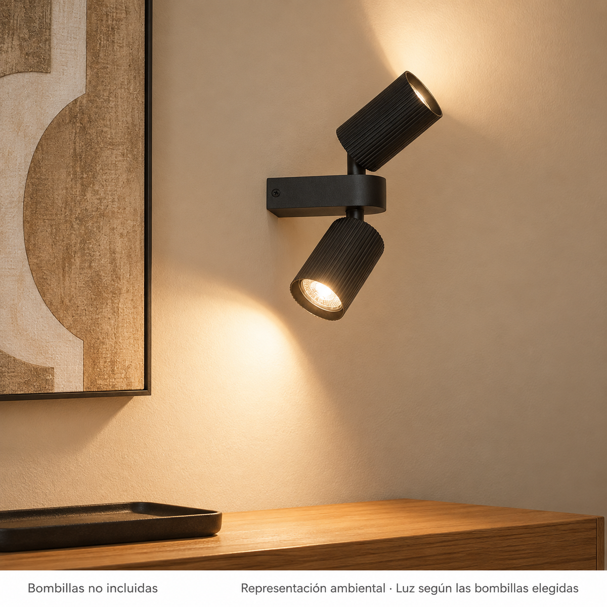 Aplique negro con dos focos GU10 orientables 20068, encendido en un interior, representación ambiental, bombilla no incluida