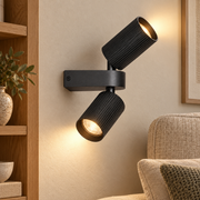 Aplique negro de aluminio con dos focos GU10 orientables, vista en ambiente instalado