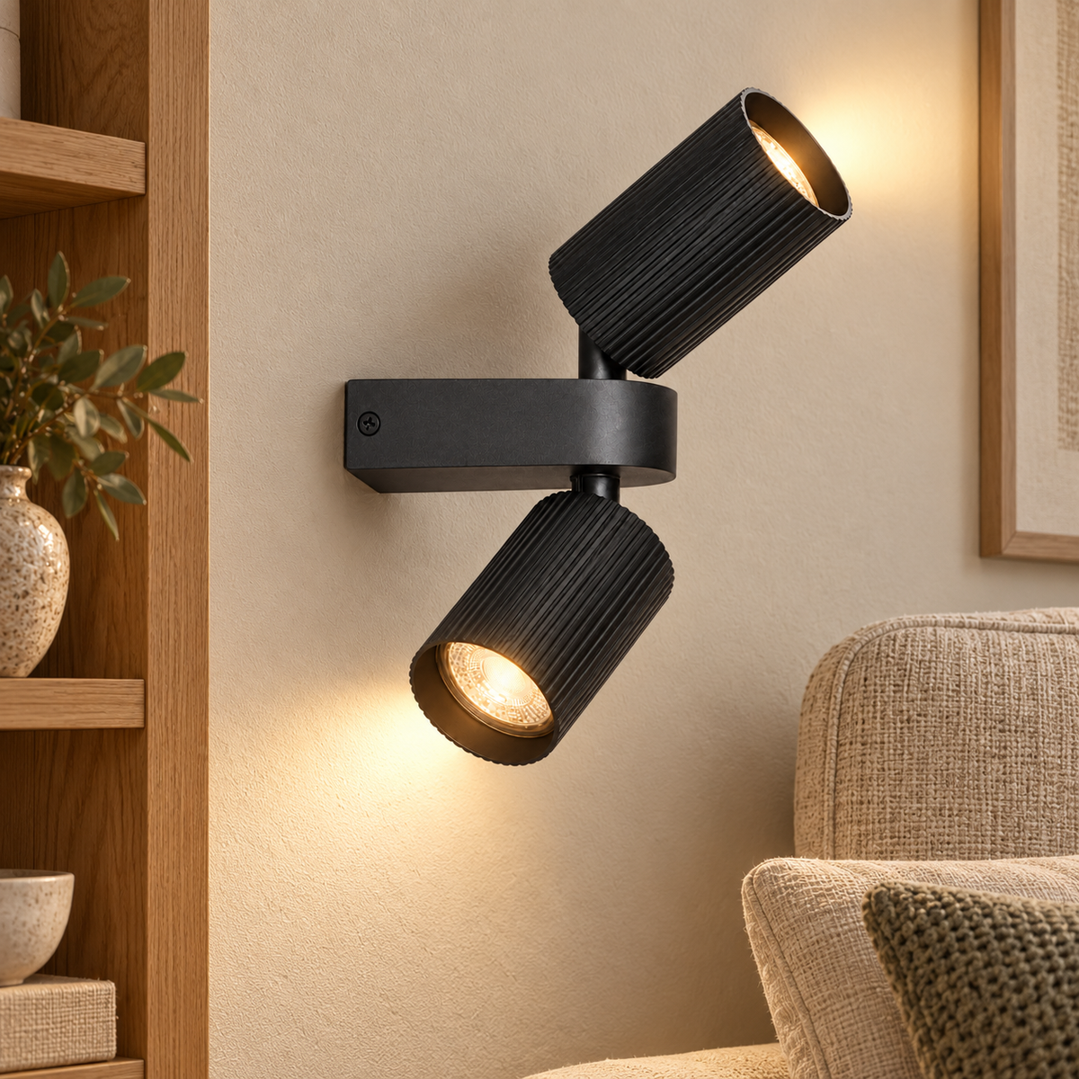 Aplique negro de aluminio con dos focos GU10 orientables, vista en ambiente instalado