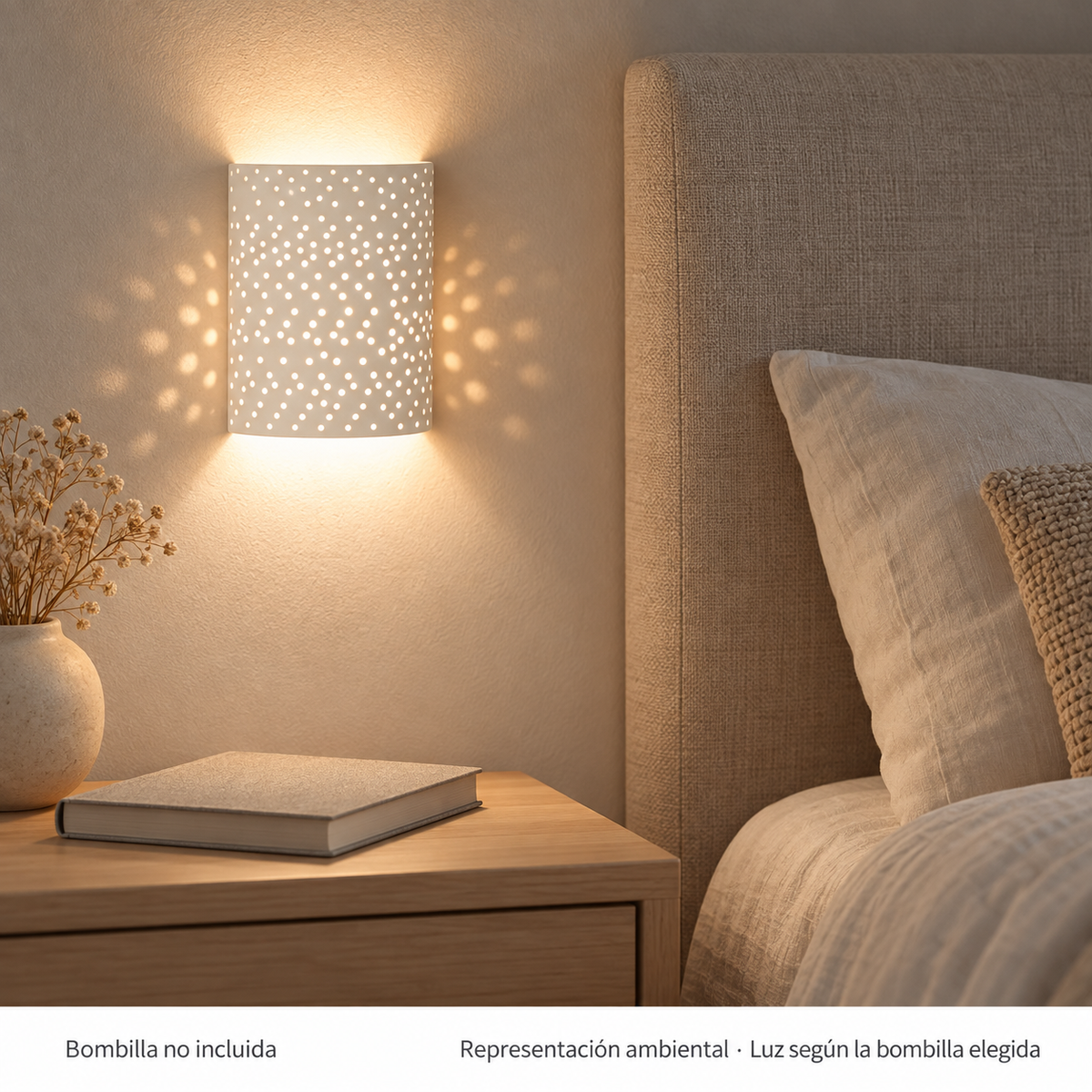Aplique de yeso blanco perforado 20070, encendido en un interior, representación ambiental, bombilla no incluida