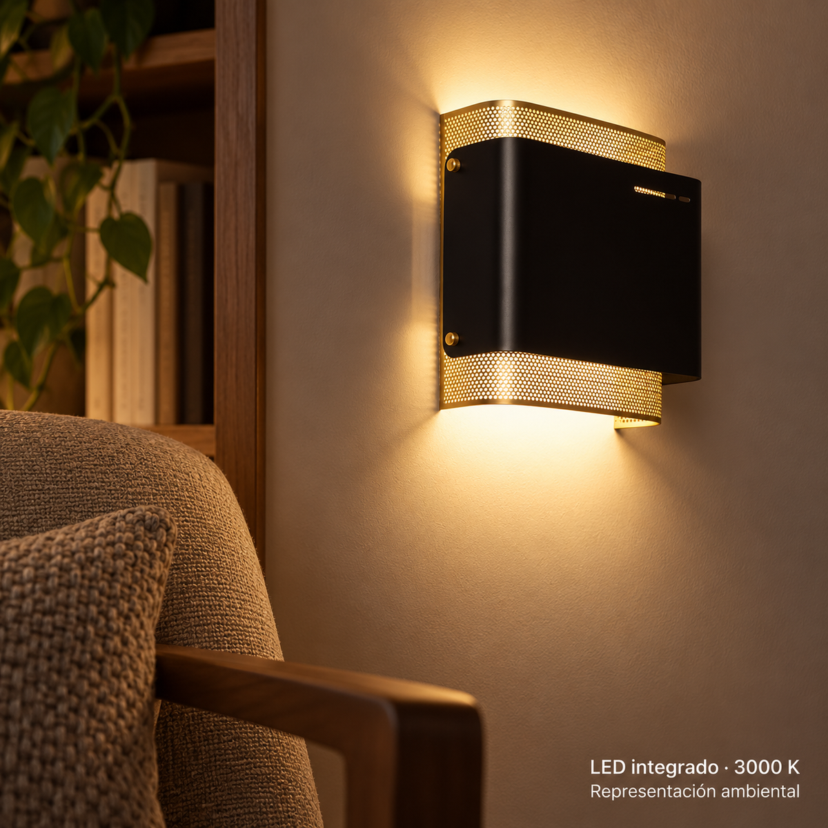 Aplique LED negro con metal dorado perforado 20072, encendido en un interior, representación ambiental, LED integrado