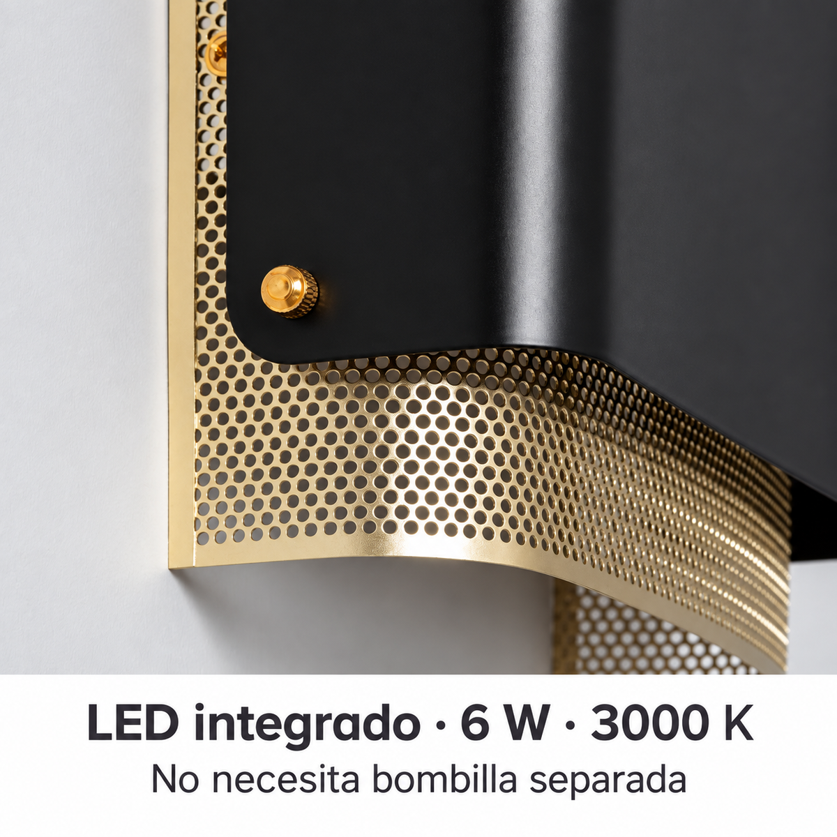 Aplique LED negro con metal dorado perforado 20072, detalle del metal perforado y sistema LED integrado