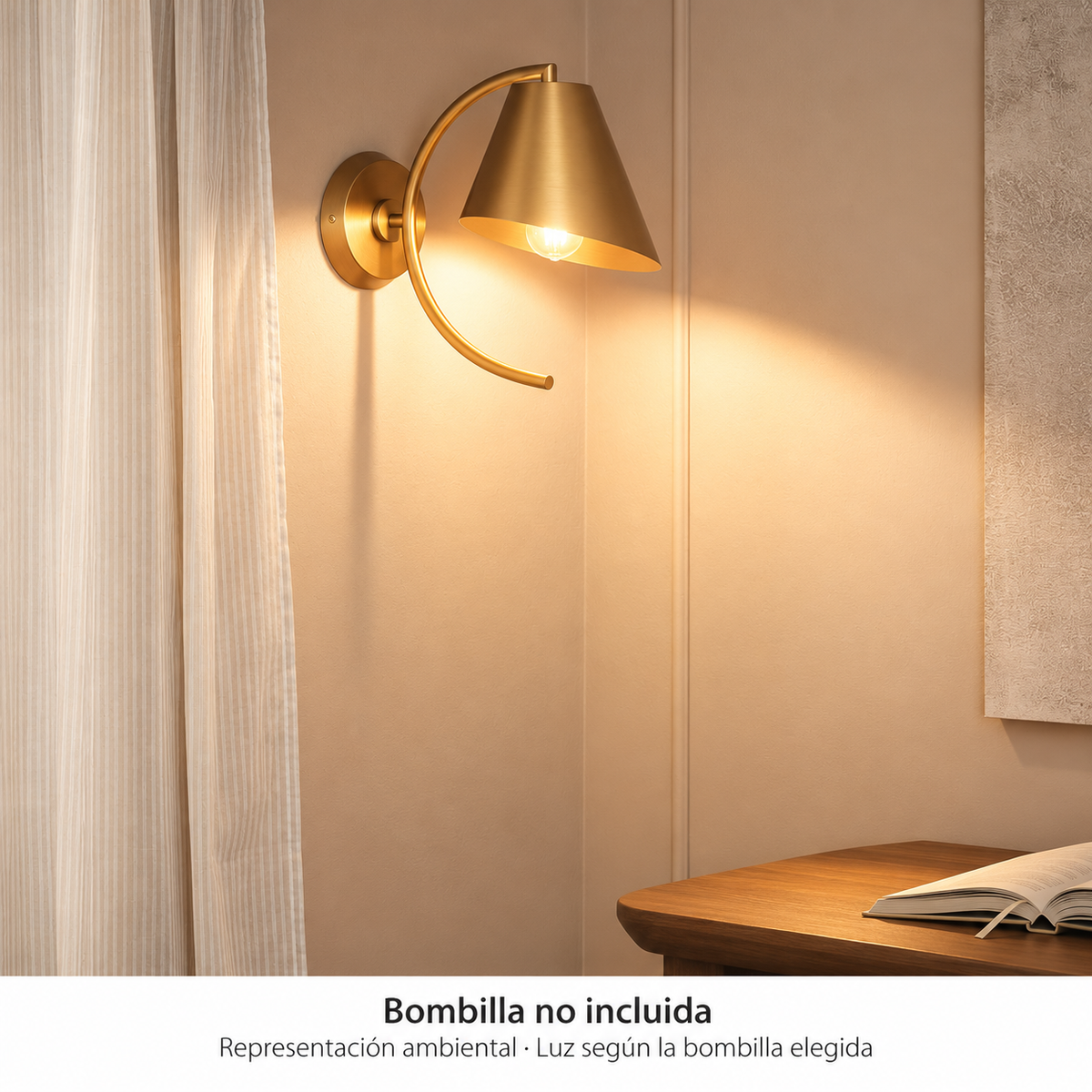 Aplique dorado con brazo curvo y pantalla inclinada 20073, encendido en un interior, representación ambiental, bombilla no incluida