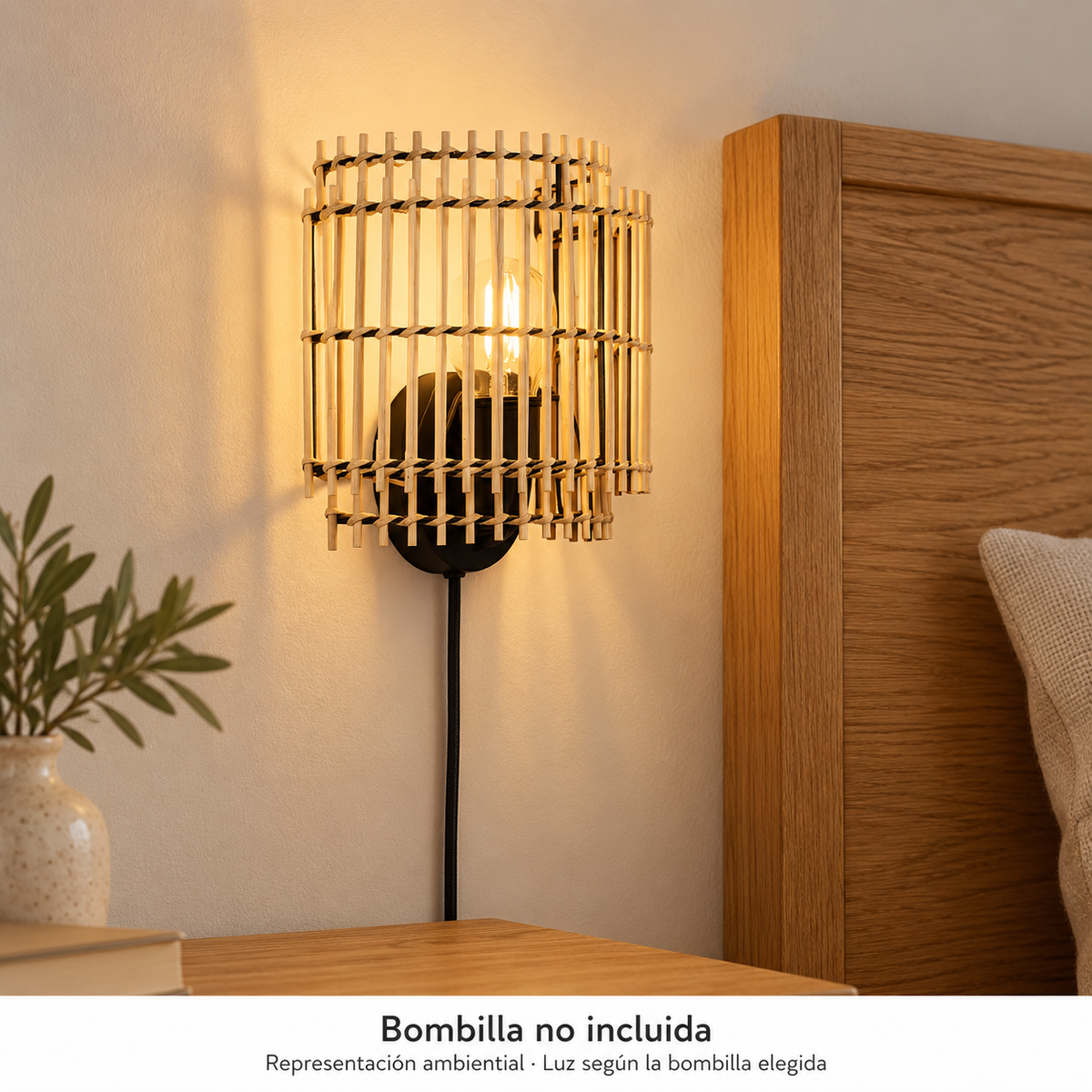 Aplique de bambú natural con cable 20074, encendido en un interior, representación ambiental, bombilla no incluida