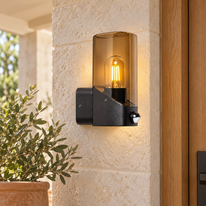 Aplique exterior negro cilíndrico E27 IP44, vista en ambiente instalado