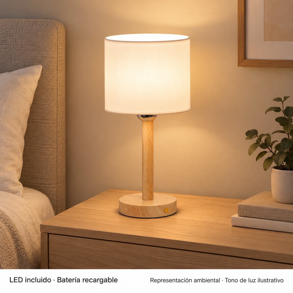 Lámpara de mesa recargable de madera natural con pantalla cilíndrica 20077, encendida en interior, representación ambiental de tono ilustrativo
