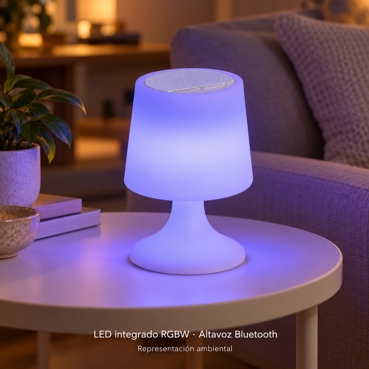 Lámpara de mesa recargable RGBW con altavoz Bluetooth 20078, encendida en color violeta, representación ambiental