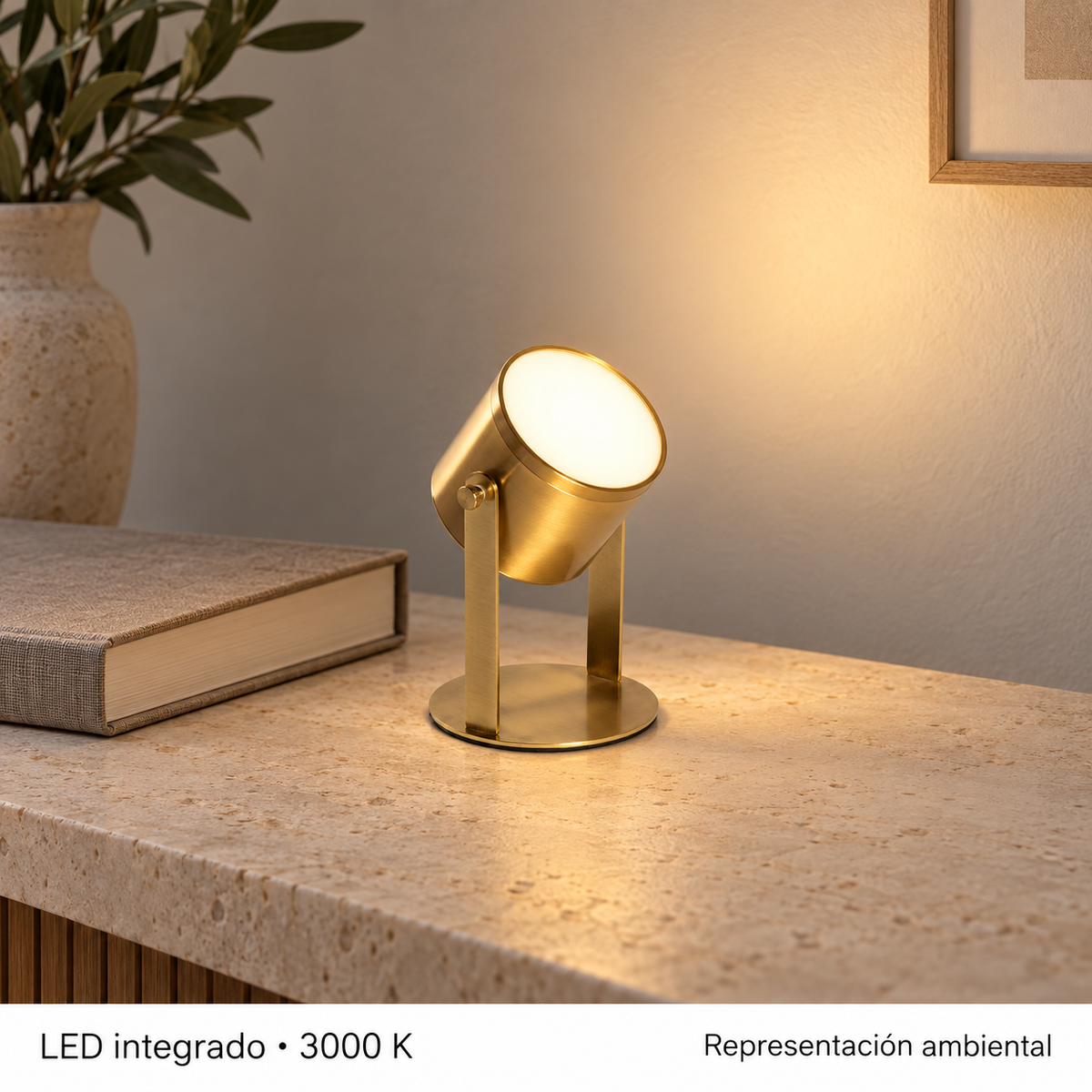 Lámpara de mesa recargable con foco dorado 20081, encendida en interior, representación ambiental cálida
