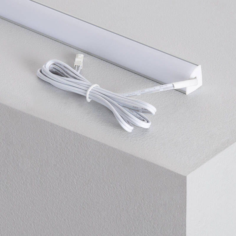 Detalle del perfil LED de esquina apagado, difusor blanco y cable de conexión