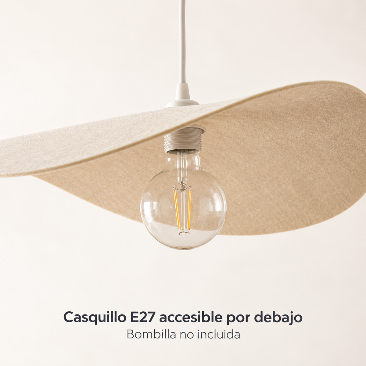 Lámpara colgante de fieltro ondulado beige LedsCome 20097: detalle de la zona inferior con bombilla E27 no incluida