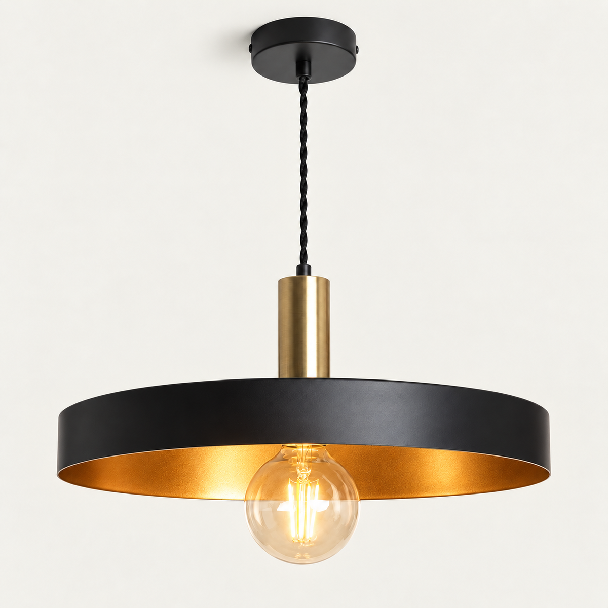 Lámpara colgante metálica negra e interior dorado Ø40 cm E27, luz encendida