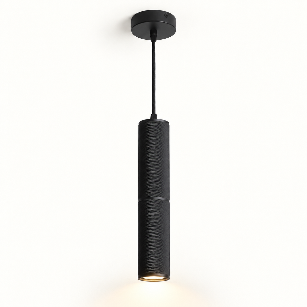 Lámpara colgante tubular negra de aluminio GU10, luz encendida