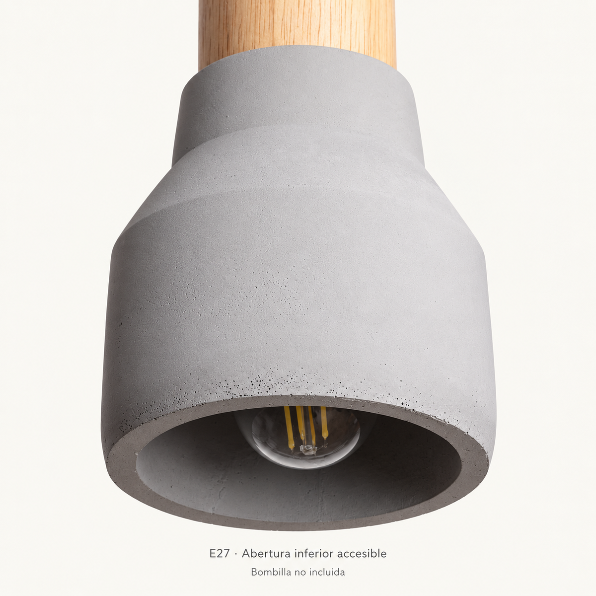 Lámpara colgante compacta de cemento gris y madera LedsCome 20101: detalle de la zona inferior con bombilla E27 no incluida