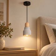 Lámpara colgante de hormigón gris y madera Ø12 cm E27, vista en ambiente instalado