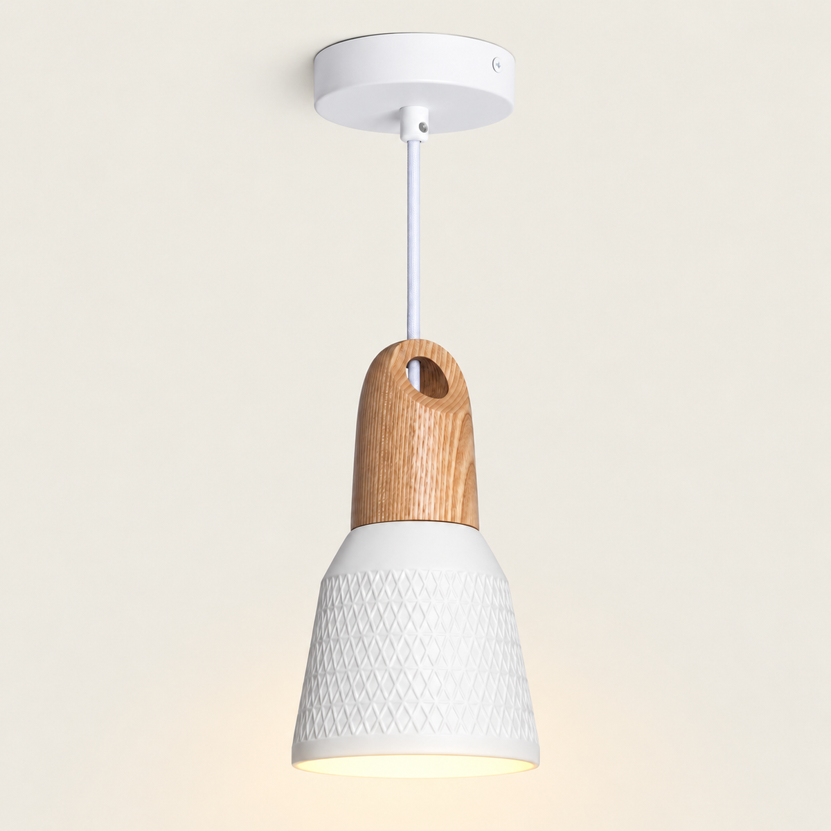 Lámpara colgante de cerámica blanca y madera, luz encendida