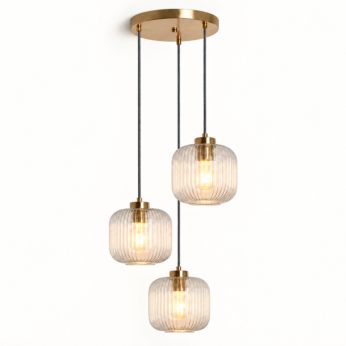 Lámpara colgante triple de cristal transparente y metal dorado, luz encendida