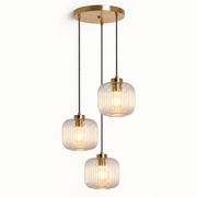 Lámpara colgante triple de cristal transparente y metal dorado, luz encendida