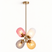 Lámpara colgante de cuatro tulipas de cristal multicolor, luz encendida
