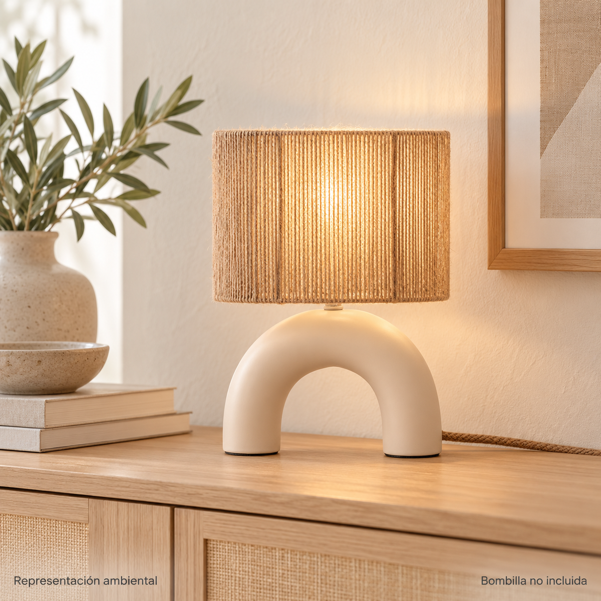 Lámpara de mesa beige de cerámica con base en arco y pantalla de cuerda LedsCome 20121: representación ambiental encendida con bombilla no incluida