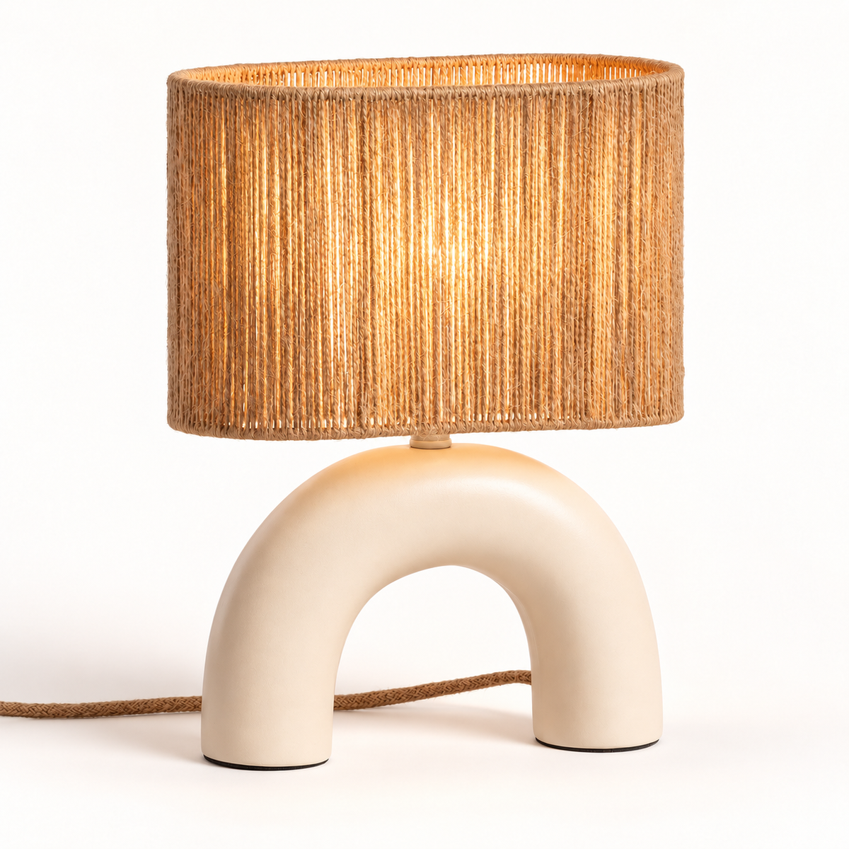 Lámpara de mesa beige de cerámica con base en arco y pantalla de cuerda, luz encendida