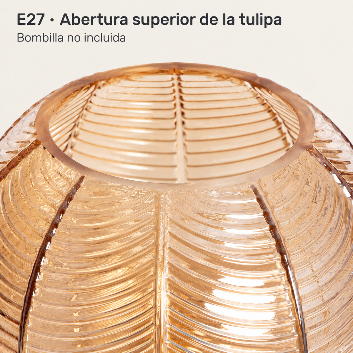 Lámpara de mesa dorada con tulipa de cristal ámbar E27 LedsCome 20122: detalle de la abertura superior real de la tulipa de cristal ámbar