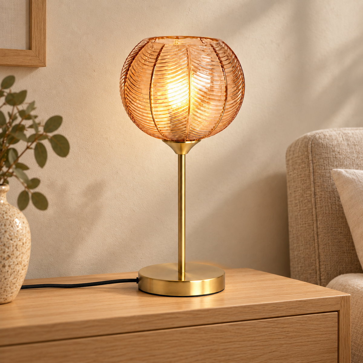 Lámpara de mesa dorada con tulipa de cristal ámbar E27, vista en ambiente instalado