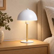 Lámpara de mesa blanca y dorada con pantalla semiesférica E14, vista en ambiente instalado